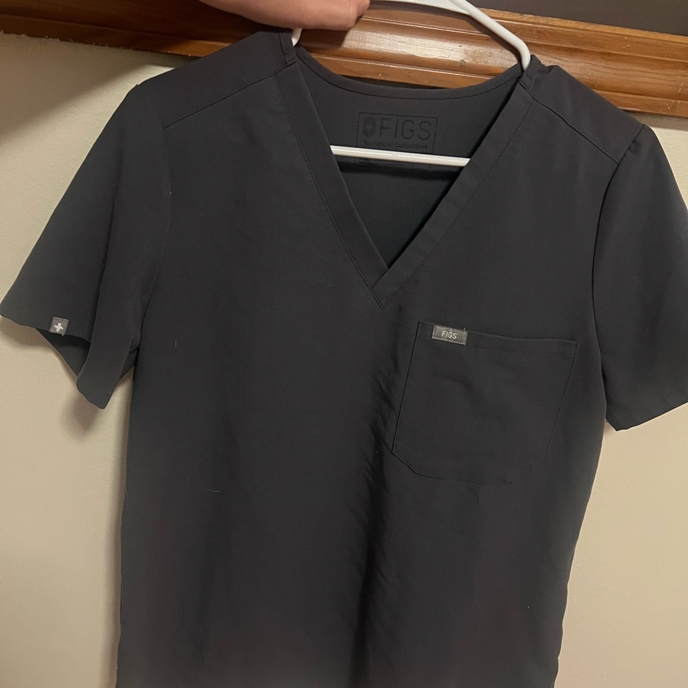 FIGS women’s scrub top